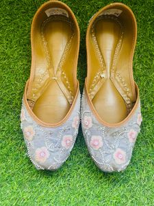 Embellished Juttis/Mojaris