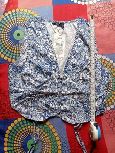 Chic Blue Floral Ruched Crop Top