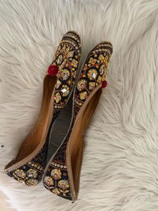 Punjabi embroidered Juttis/Mojaris