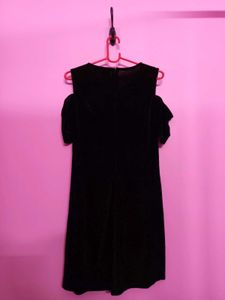Elegant Black Cold Shoulder Velvet Dress