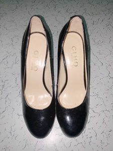 heels black colour