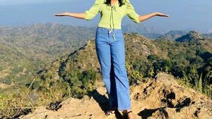 Stylish Blue Jeans And Top Combo