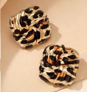style cast stud ear