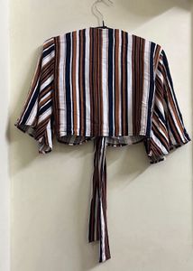 🪭🪞Tie-front detail and kimono sleeves.