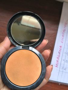 Maybelline Fit Me Foundation Compact with nailpain