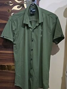 Green Half Sleeve Shirt In Good Condition