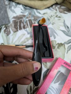 NYKAA Eye shadow Oval brush