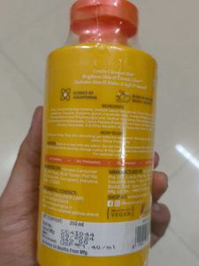 Aqualogica Glow Squishy Shower Gel