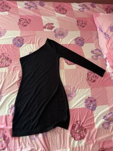 Chic Black One-Shoulder Dress