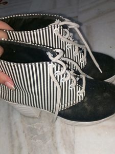 FREE DELIVERY HIGH HEELS BLACK N WHITE BOOTS