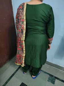Elegant Emerald Green Kurta Set with Embroidered D