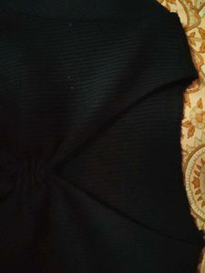 BLACK V NECK FITTED TOP