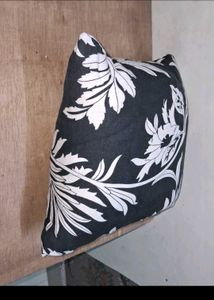 Vintage Black &amp; White Floral Pillow takiya