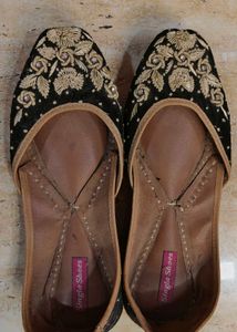 Embroidered Black Juttis