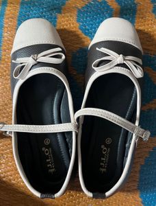 Chic Ballet Flats with Bow Detail