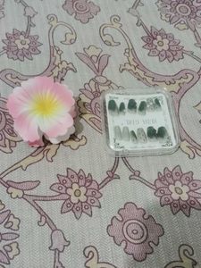 Huda Girl False Nails Set with free fan 🪭
