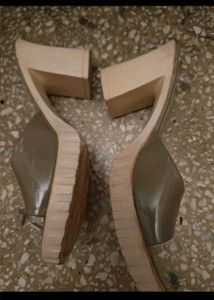inc 5 nwt heels