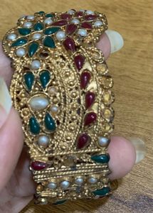 Elegant Gold-Toned Bangle - 1 piece