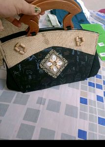 Stylish Multicolour Handbag In Medium Size