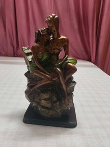 statue of couple