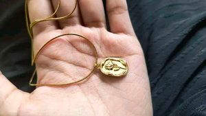 Elegant Gold Flower Pendant Necklace