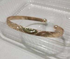 anti tanish Elegant Gold-Tone Bangle Bracelet