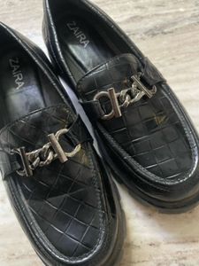 Chic Black Loafers with Chain Detail