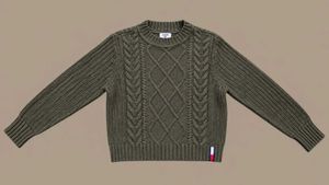 OLIVE CABLE KNIT CREW NECK SWEATER