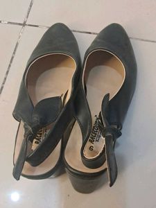 Chic Black Slingback Heels