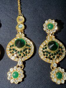 Stunning Emerald &amp; Gold Maang Tikka &amp; Earrings Set