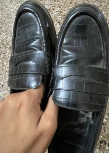 ZARA  100% leatherBlack Embossed Loafers