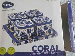 4 Airtight boxes with tray