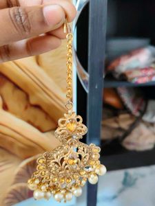Elegant Maang Tikka with Pearl Accents