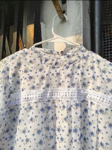 Chic Floral Print Top with Lace Details