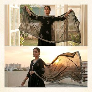 Beautiful dupatta, classy, and full of shimmer!😻