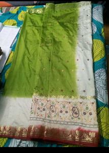 Elegant Maroon &amp; Green Tie-Dye Saree