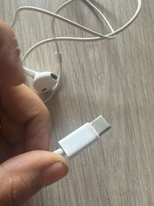 Apple Wired Earphone  USB-C Connector