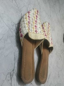 Embroidered Women's Juttis