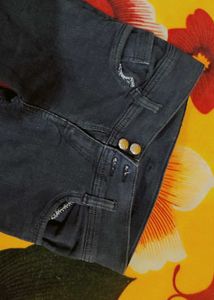 Stylish Black High-Waisted Jeans