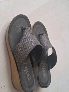 Nexo Stylish Grey Flip-Flops