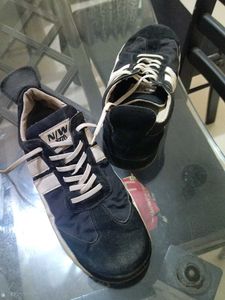 Men black and white stripes shoe.