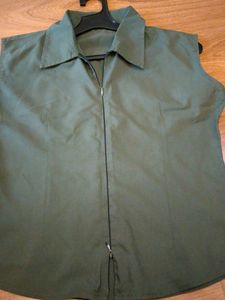 Stylish Green Zip-Front Sleeveless Collared Top