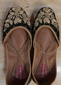 Embroidered Black Juttis