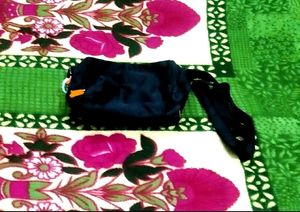 IT IS A BLACK COLOR WOMEN'S SLINGBAG......