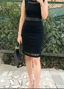 Chic Black Sleeveless Sheath Dress with Belt