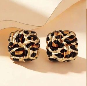 style cast stud ear