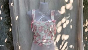 161110. Charming Floral Print Crop Top