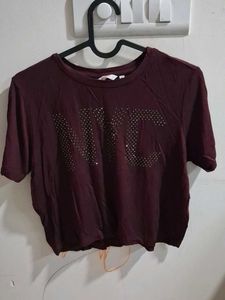 maroon t shirt