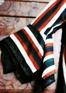 Its too loose &amp; the colour doesn't suit me..