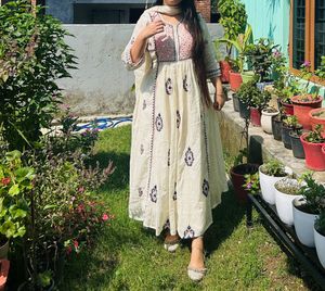 Elegant Cream Kurta Set with Embroidery